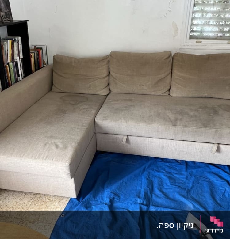 ספה עם כתמים על בד, יריעת פלסטיק כחולה, כלי ניקוי